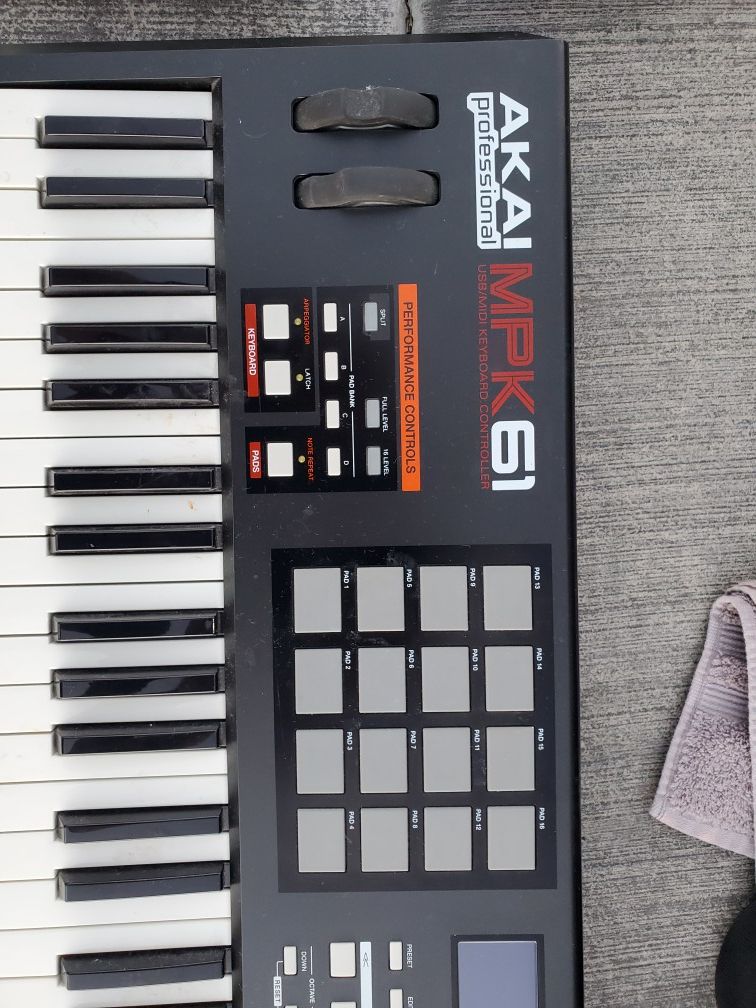 Akai MPK61 Midi Controller