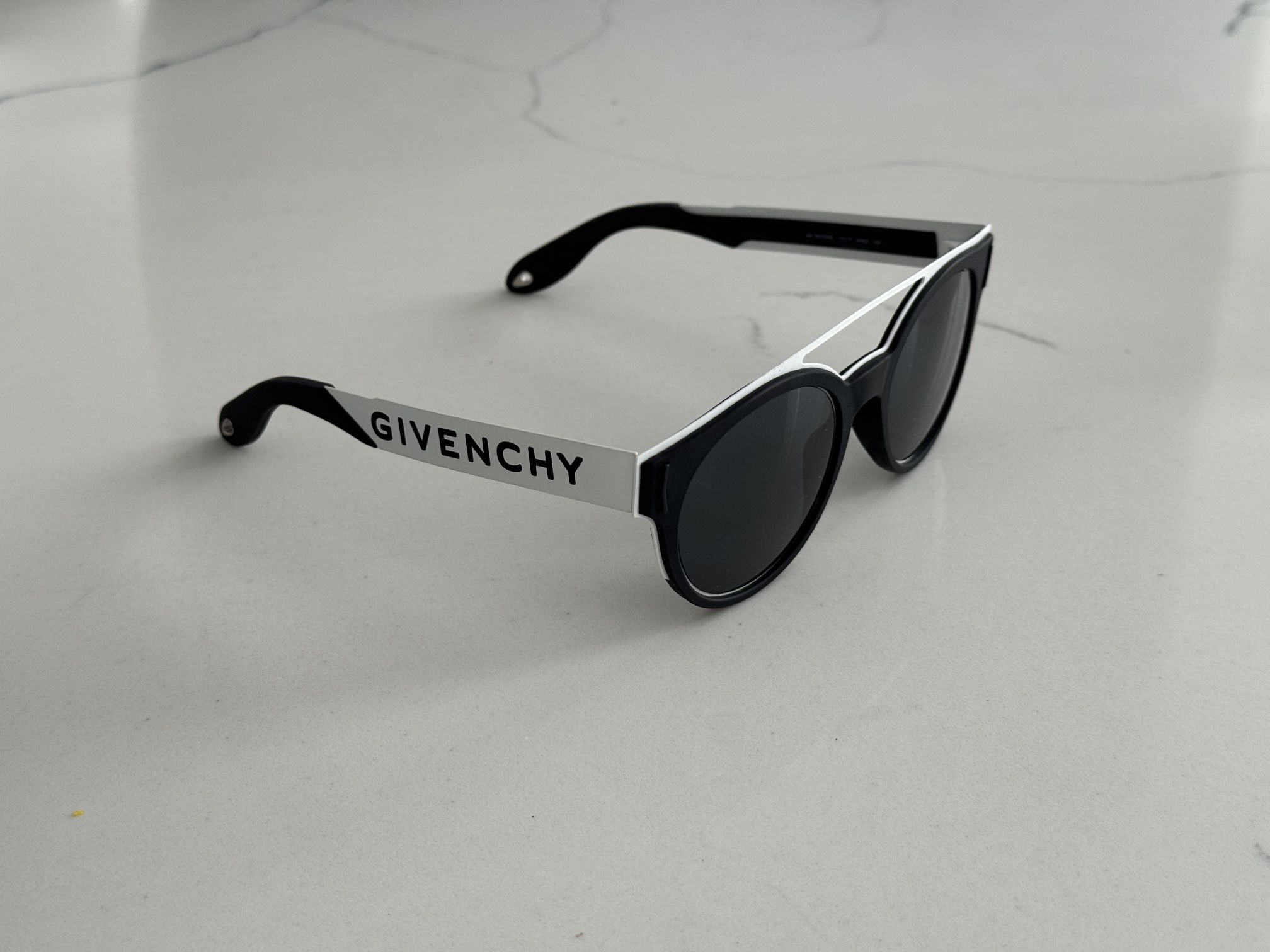 AUTHENTIC Givenchy GV7017 Black White Round Acrylic Metal Logo Sunglasses W/ box
