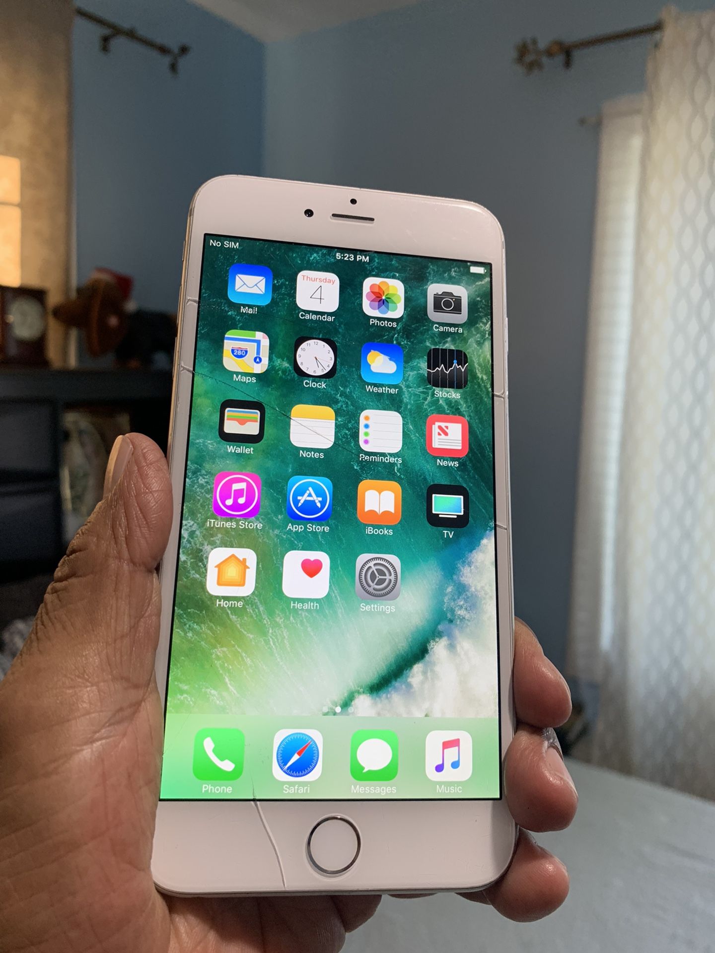 iPhone 6 Plus 16 Gb Unlocked (Big Screen) Cracked Screen