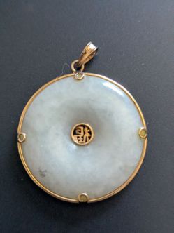 Jadeite pendant 14kt