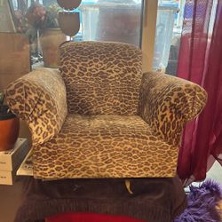 Miss leopard chair