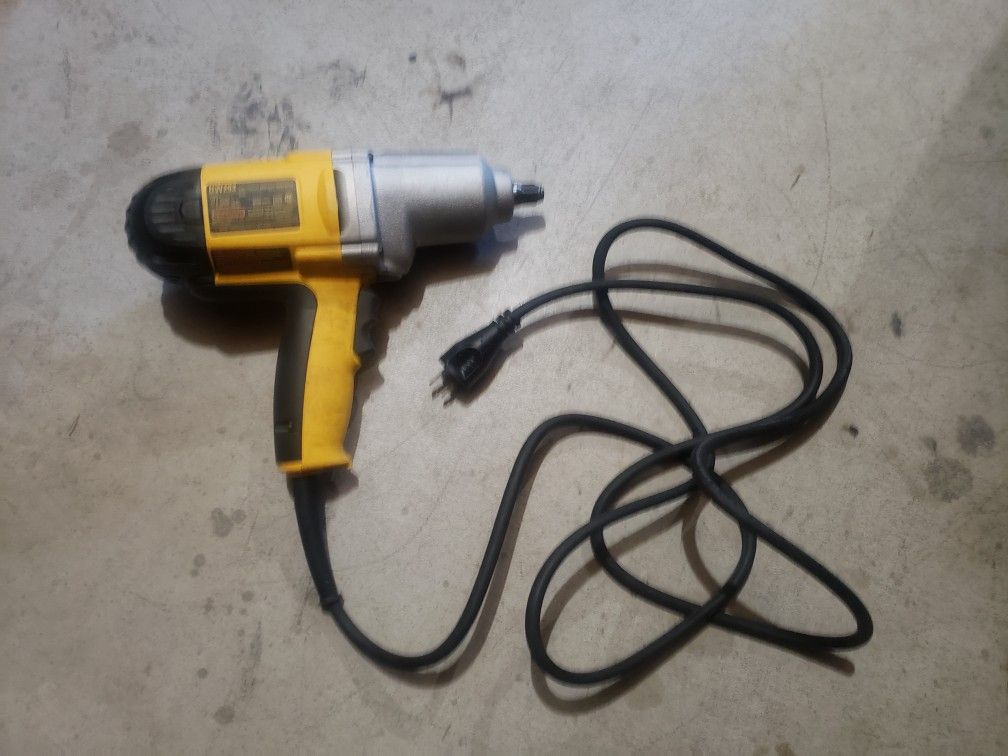 DEWALT® DW293 heavy-duty 1/2 In. (13 mm) impact wrench with hog ring anvil.