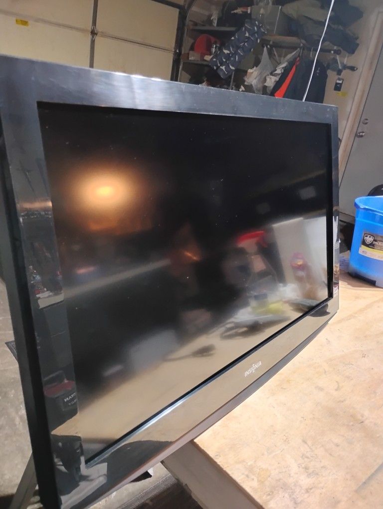 32" Insignia TV W/Remote And Mounting Arms