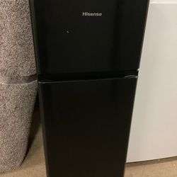 Hisense 4.4 cu.ft. Mini Fridge With Freezer 