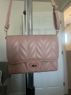 New Without Tag Pink Quilted Crossbody Bag with Heart Clasp