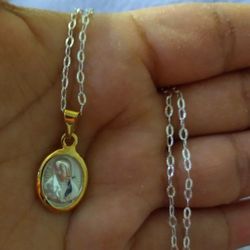 925 Sterling Silver Chain With The Pendant/Cadena Con Medalla De La Virgen De Plata 925 Con Chapa De Oro