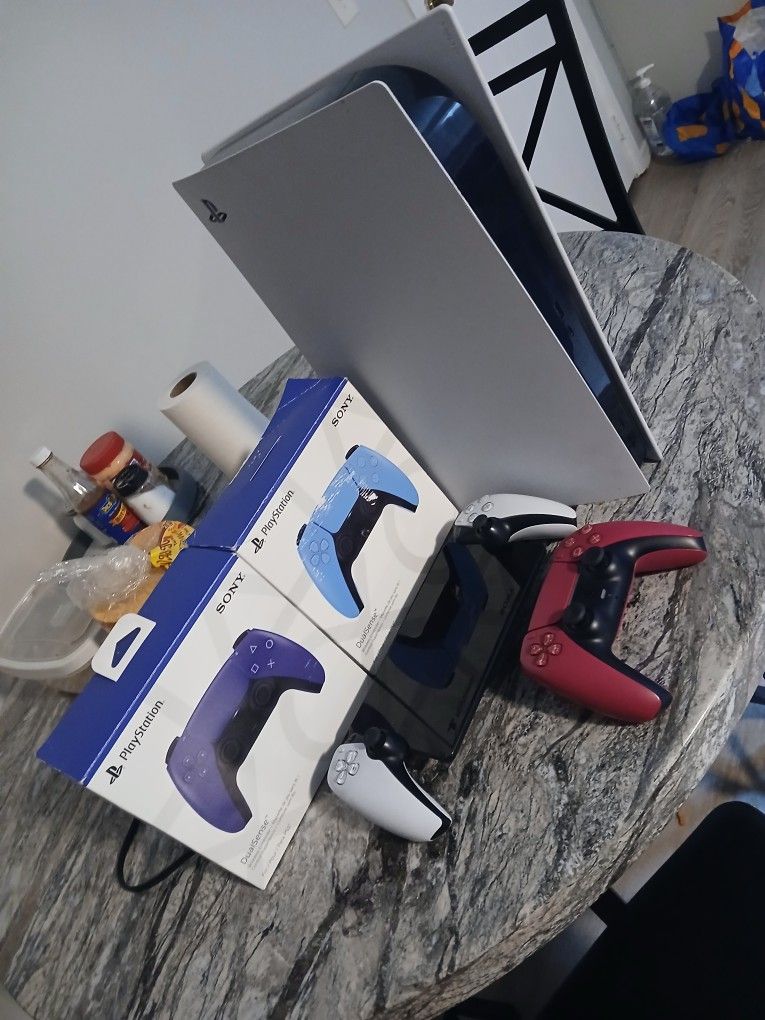 Playstation 5 + Playstation Portal + 3 Romotes