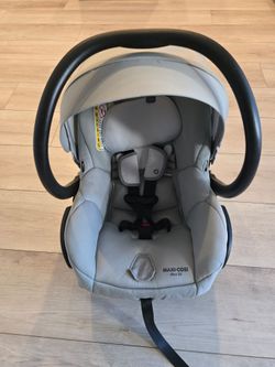 Maxi Cosi Baby Carrier with Base