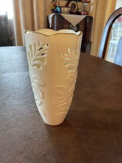 Vintage LENOX Westbury Collection Vase ..USA