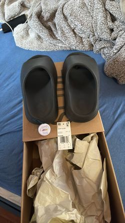 Yeezy Slides Size 9