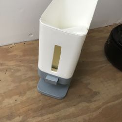 Small Pet Food Dispenser