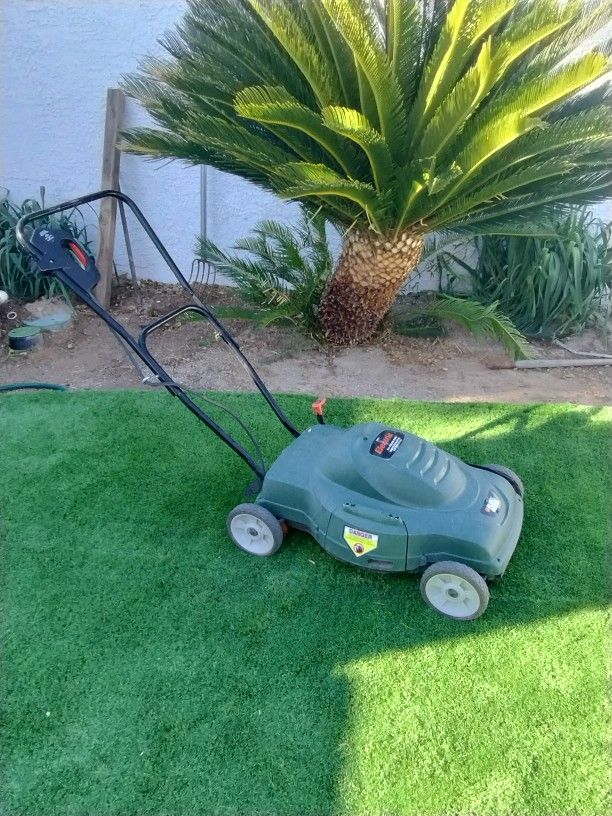 Lawn Mower Electric Black & Decker for Sale in Las Vegas, NV - OfferUp