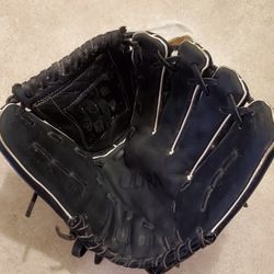 Wilson Baseball/Softball  Glove - RH Throwing Size 12 1/2" - Black 