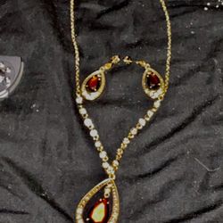 Very nice necklace and earring set