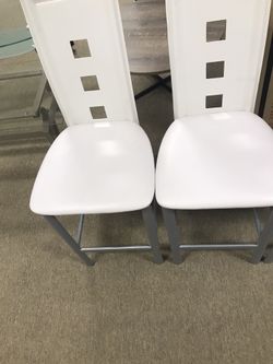 Nice pair of brand new bar stools