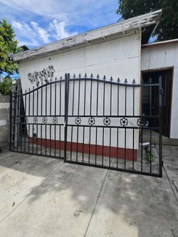 BRAND NEW METAL FARM DRIVEWAY GATE DIMENSION 20'X7' HEAVY DUTY 
POWDER COATING GALVANIZED BLACK
PERFECT FOR YOUR LAND,HOUSE,FARM,
IF SOMEONE INTERESTE