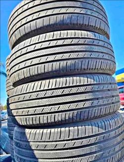 235 55 20 Michelin tires Con 80% de Vida Las 4