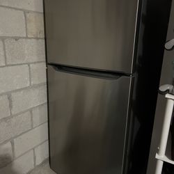 Frigidaire Refrigerator Freezer. 1 Year Old 