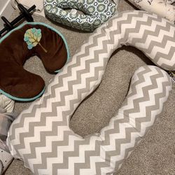 Maternity pillow + nursing pillows + all baby clothes from 0 to 12 months