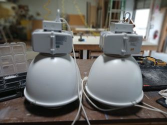 2 emergency reflectors 250 watts.