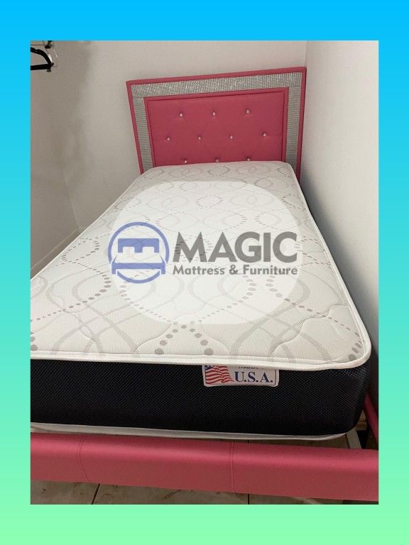 Twin bed with mattress // Cama twin incluye colchón