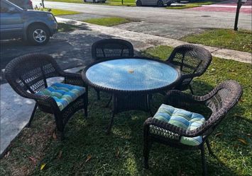 Vintage Wicker Rattan Patio Set With Cushions & Umbrella Holder