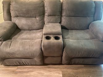 Dual recliner loveseat (EXCELLENT condition)