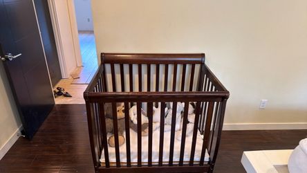 Mini crib dark brown