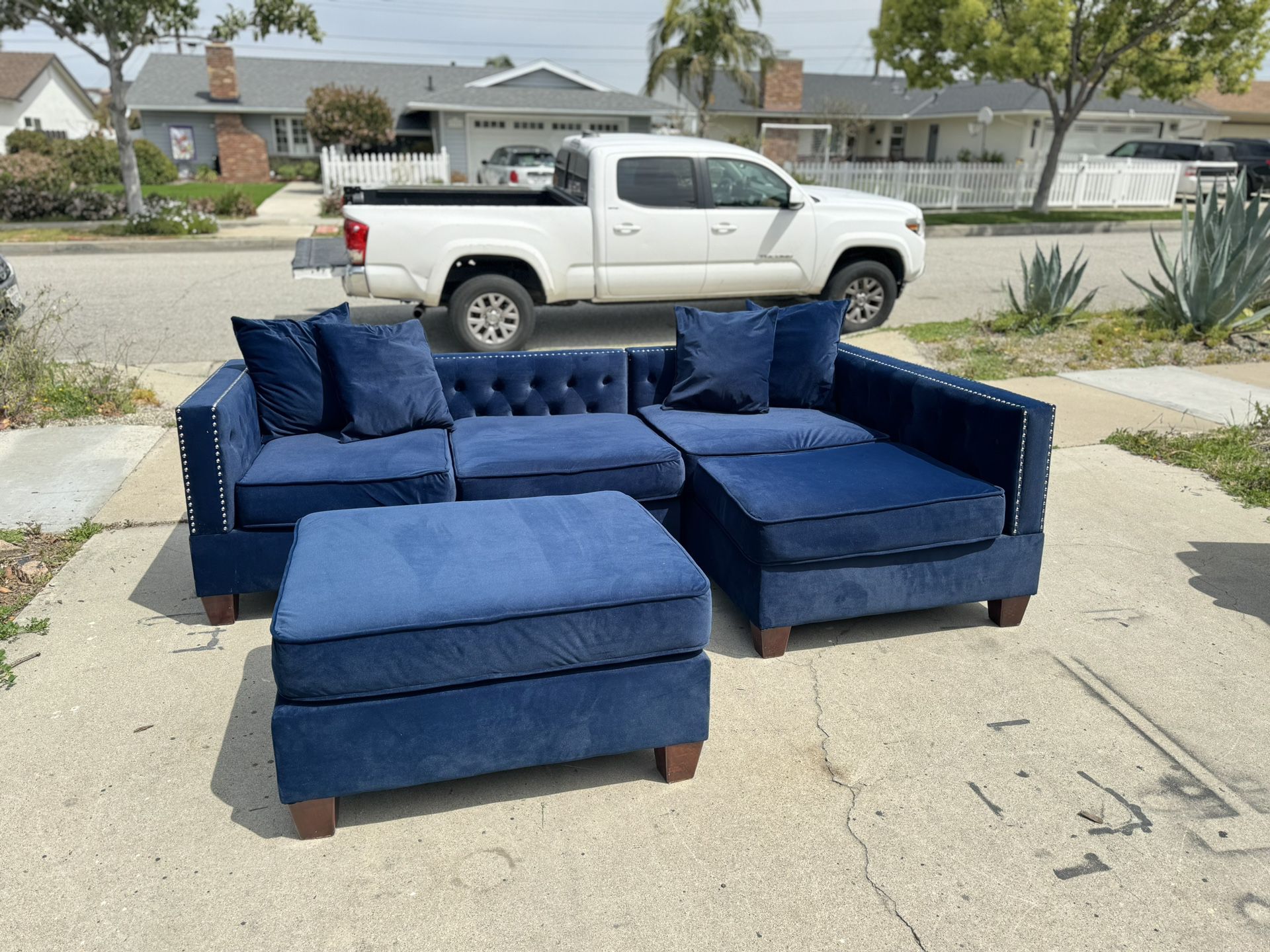 Like New Microfiber Sectional Couch DELIVERY AVAILABLE 