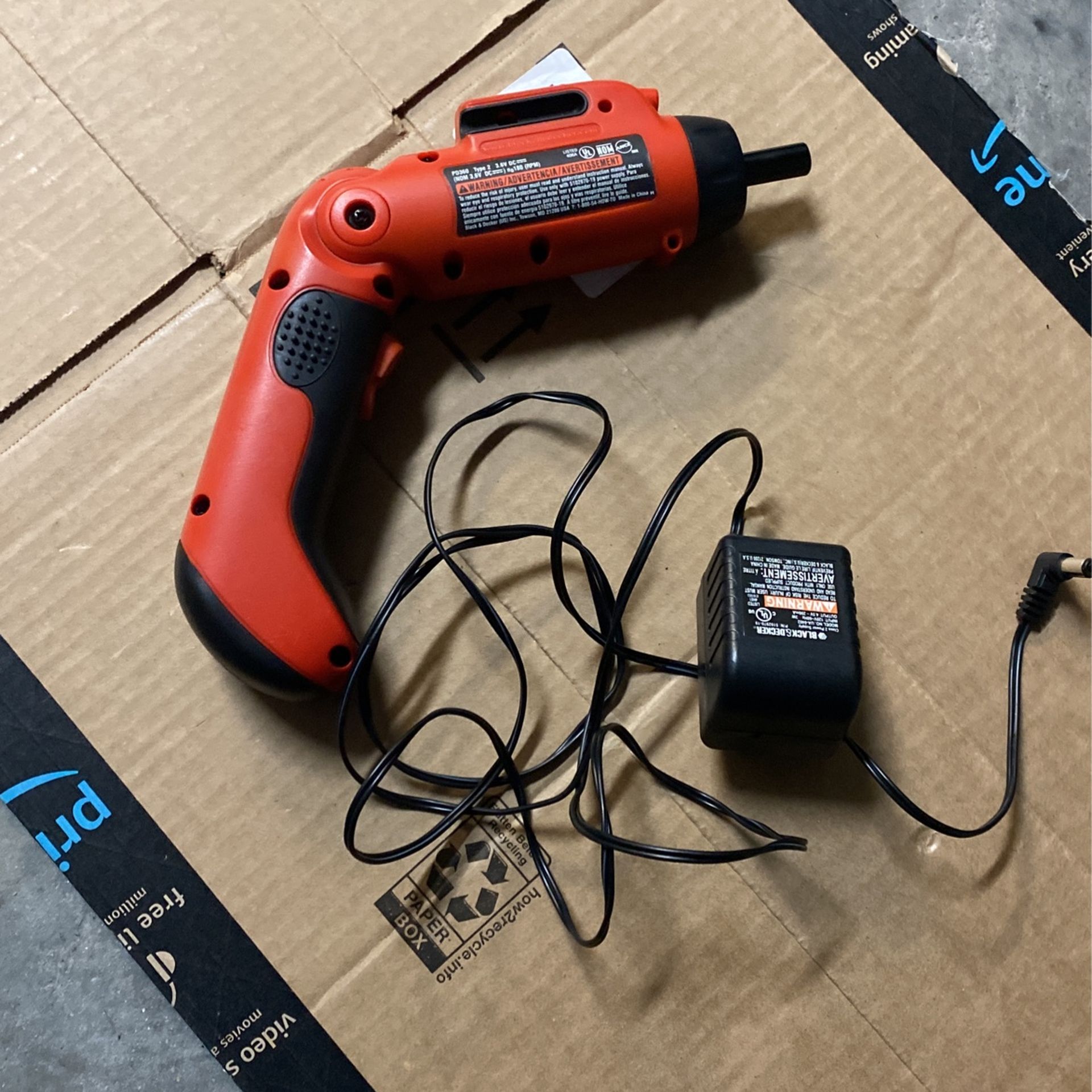 Black And Decker Screwdriver With Charger (Chargeable )