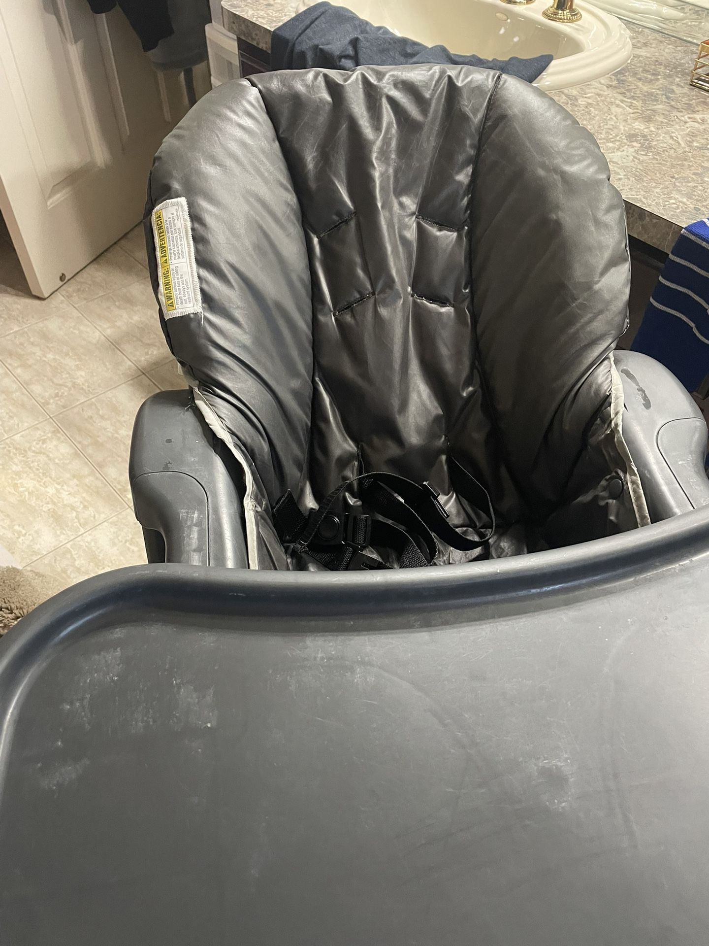 Adjustable high chair and it can be recliner for the child to sleep