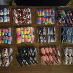 26 Sets of Press on or Glue on Nails with case