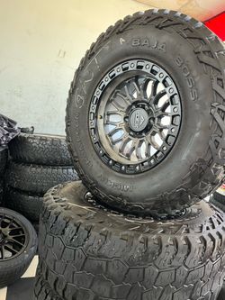 Vendo set de rines nuevos 17x9 de ancho de 6-139.7 Lugs con llantas 315/70/R17 para carros como Tacomas