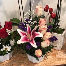 Mother’s Day Floral arrangements for sale From Saturday  8 To Tuesday  11 , On 17509 Foothill Blvd Fontana CA 92335. 951*281*95*40