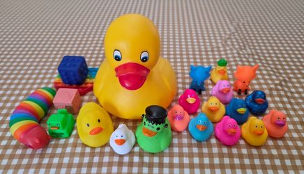 🦆 Cute Rubber Duck Toy Lot – 21 Pieces