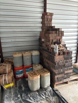 Ladrillos/ Bricks, Barra de refuerzo/ Rebar, albañil