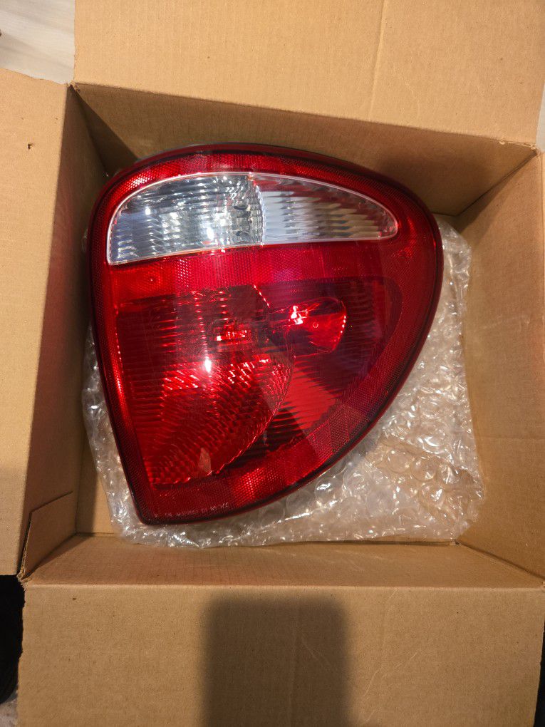 OEM Caravan Town & Country Right Passenger Side Halogen Rear Tail Lamp Part Dodge Lens Light NEW