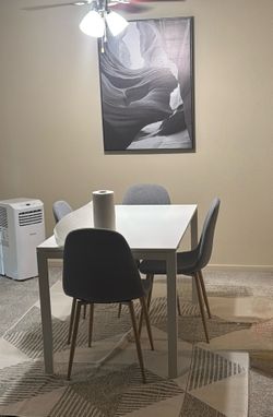 Dining table / 4 chairs