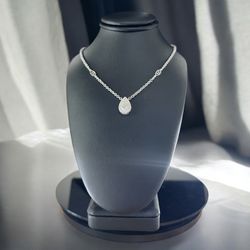 18K  Elegant Diamond Necklace 