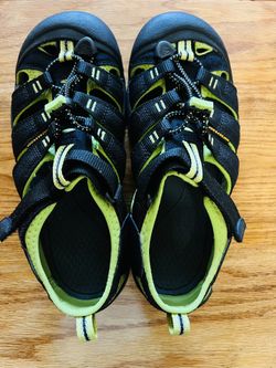 KEEN Newport H2 Black/Neon Green Hiking Trail Water Sandals Youth Size 5 Women's 6.5