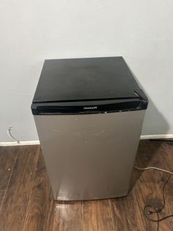 Mini fridge and Freezer (adjustable shelving)