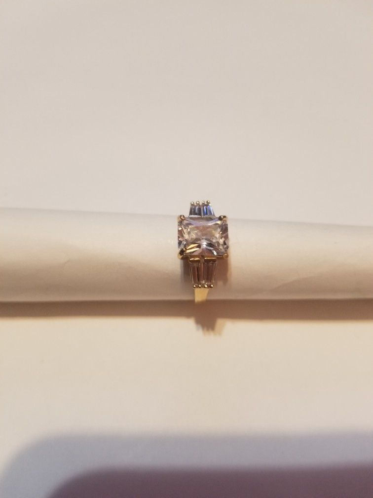 10 k white gold ring with cubic Stone size 7