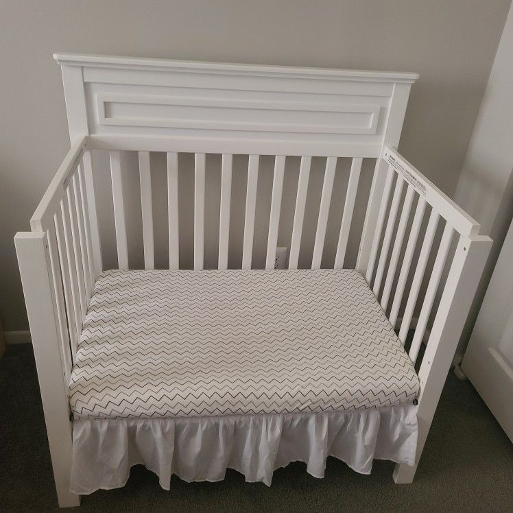 DaVinci Autumn 4-in-1 Convertible Mini Crib in White,
Greenguard Gold Certified. With Newton Crib Mattress 
