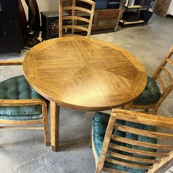 Dining table with 2 extension leaves