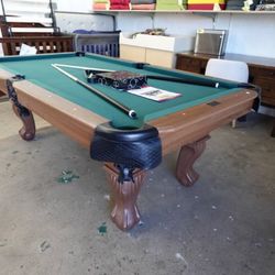 7.25′ Winstead Pool Table w/ Cues & Balls – Green