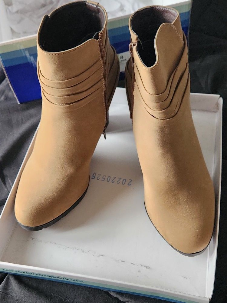 Womans Heel Boots, Size 8W