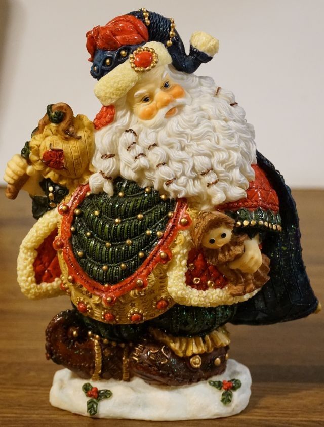 Christmas Santa Statue