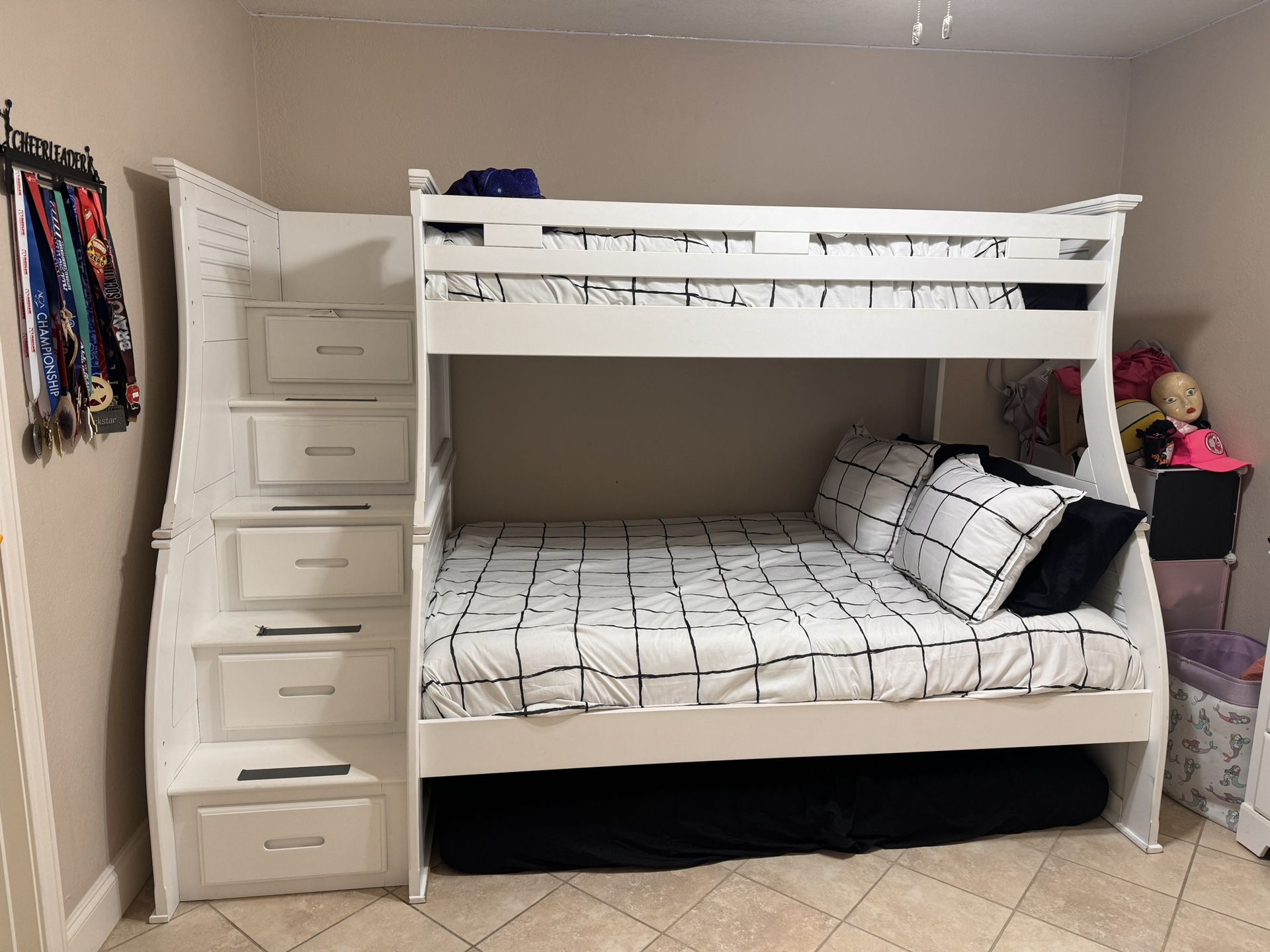 Bunk bed With Full & Twin beds, Plus Mattresses 