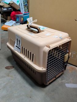 Large Hard-Shell Pet Carrier / Kennel - Approx. 24 x 16 x 15 in