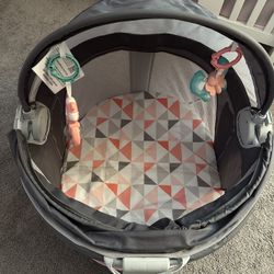 Fisher Price Portable Bassinet and Playspace Perfect for the beach and going on vacation.